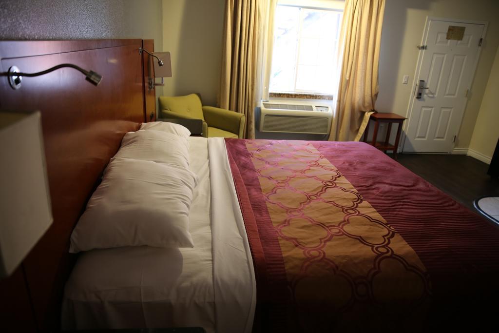 Chateau Inn & Suites Downey Esterno foto